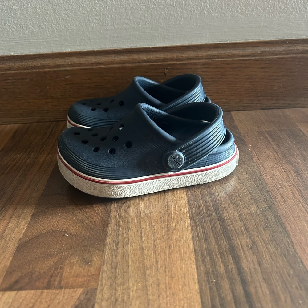 Childs Size 7 Navy Crocs